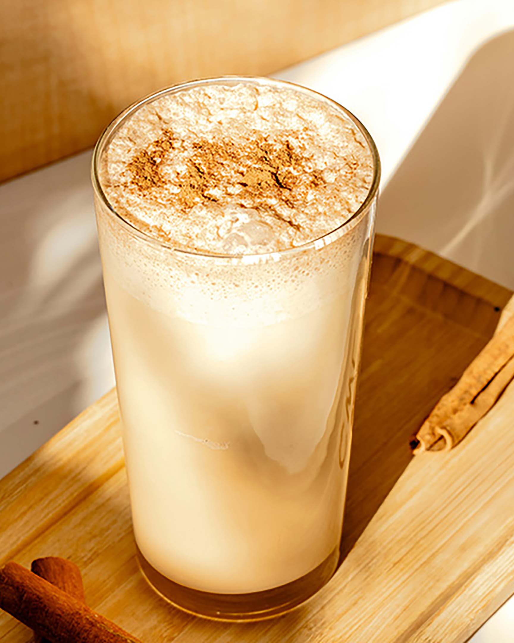 pilt flat white klaasist kandikul